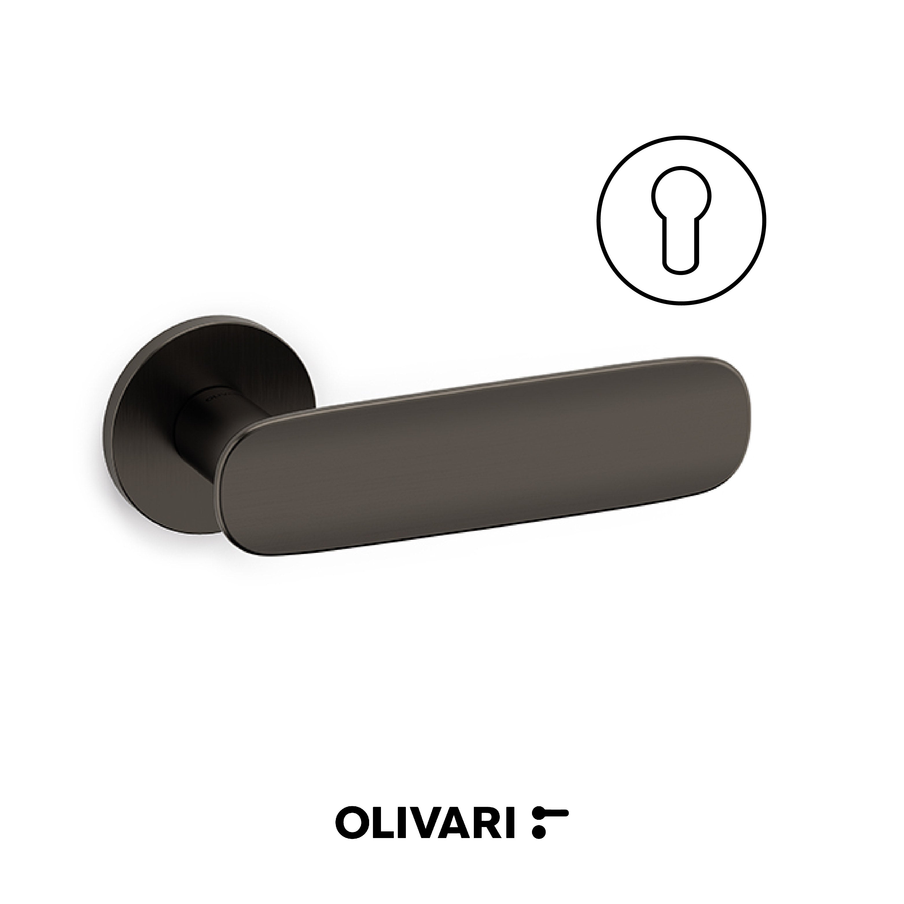 Maniglia Conca L con profilo curvo e impugnatura dal design avvolgente.